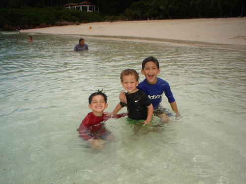 children having fun in Isla Iguana